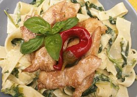 Tagliatelle se špenátem, kuřecím masem a sýrovou omáčkou
