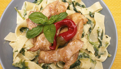 Tagliatelle se špenátem, kuřecím masem a sýrovou omáčkou