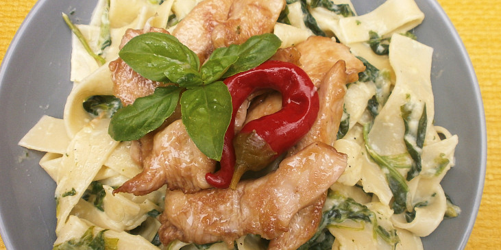 Tagliatelle se špenátem, kuřecím masem a sýrovou omáčkou