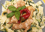 Tagliatelle se špenátem, kuřecím masem a sýrovou omáčkou