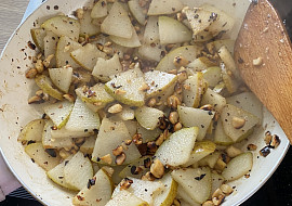 Kuřecí prsíčka s hruškou, kešu a červenou řepou (Hruška s kešu)
