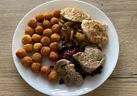 Kuřecí prsíčka s hruškou, kešu a červenou řepou (Zkompletováno)