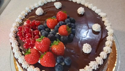 Narozeninový dort bez lepku, mléka a vajec