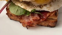 Toast s vajíčkem a anglickou slaninou