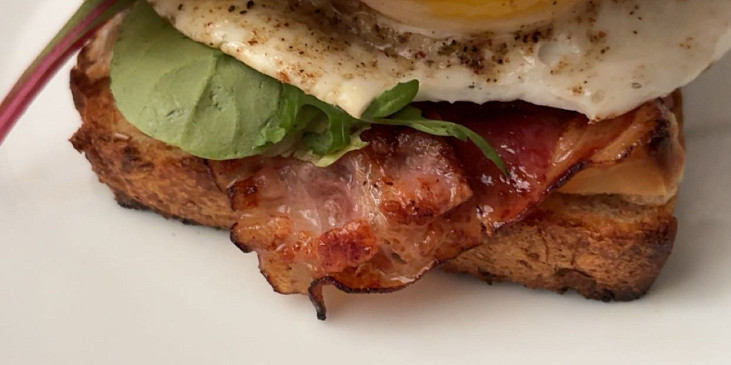 Toast s vajíčkem a anglickou slaninou