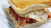 Toast s vajíčkem a anglickou slaninou