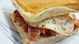Toast s vajíčkem a anglickou slaninou