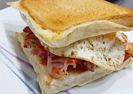 Toast s vajíčkem a anglickou slaninou