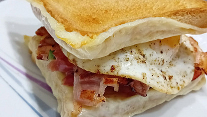 Toast s vajíčkem a anglickou slaninou