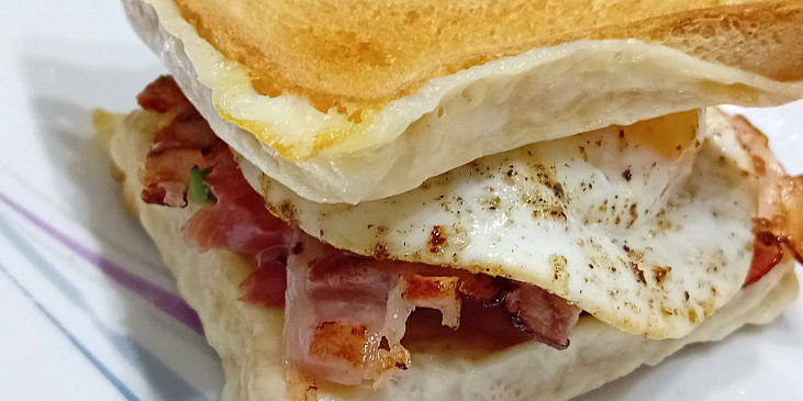 Toast s vajíčkem a anglickou slaninou