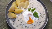Pažitkovo-česneková omáčka se zastřeným vejcem