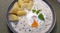 Pažitkovo-česneková omáčka se zastřeným vejcem
