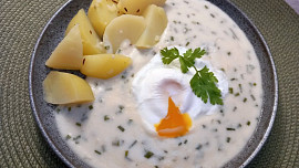 Pažitkovo-česneková omáčka se zastřeným vejcem