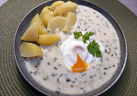 Pažitkovo-česneková omáčka se zastřeným vejcem