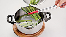 Salát s chřestem, kuřecím masem a bezinkovou zálivkou