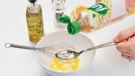 Salát s chřestem, kuřecím masem a bezinkovou zálivkou