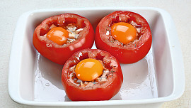 Zapečená rajčata s vejcem