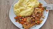Zapečené filé na másle, Do pekáčku jsem přidala ještě mraženou mrkev s hráškem a kukuřici a pekla společně. Mňam