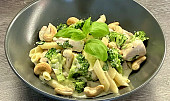 Penne s kuřecím masem, brokolicí a mascarpone