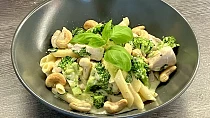 Penne s kuřecím masem, brokolicí a mascarpone