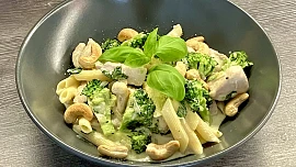 Penne s kuřecím masem, brokolicí a mascarpone
