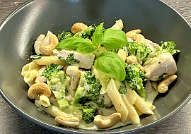 Penne s kuřecím masem, brokolicí a mascarpone