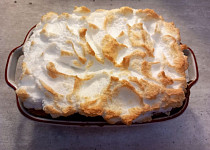 Porcovaná žemlovka s jablky a tvarohem, zapečená se sněhem