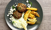 Řecké bifteki s citronovými bramborami a tzatziki