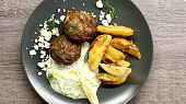 Řecké bifteki s citronovými bramborami a tzatziki