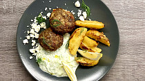 Řecké bifteki s citronovými bramborami a tzatziki