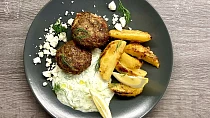 Řecké bifteki s citronovými bramborami a tzatziki