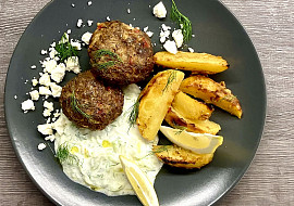 Řecké bifteki s citronovými bramborami a tzatziki