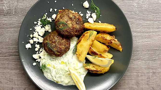 Řecké bifteki s citronovými bramborami a tzatziki