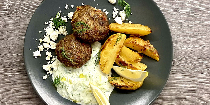 Řecké bifteki s citronovými bramborami a tzatziki