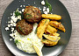Řecké bifteki s citronovými bramborami a tzatziki