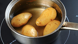 Zapečené brambory s ředkvičkou