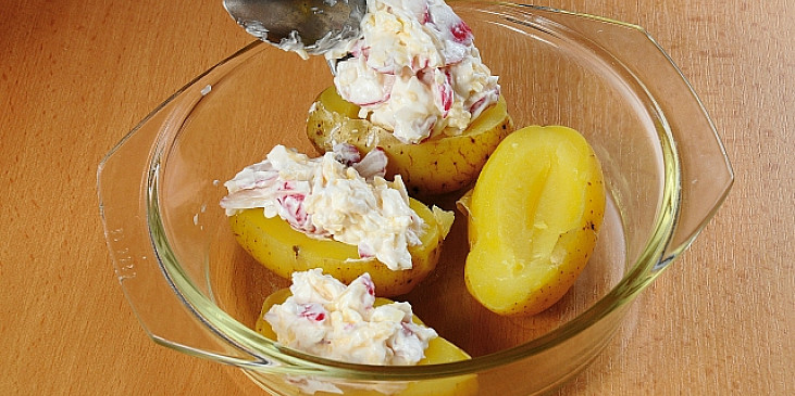 Zapečené brambory s ředkvičkou