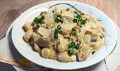 Gnocchi s kuřecím masem, houbami a parmazánem