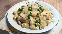 Gnocchi s kuřecím masem, houbami a parmazánem