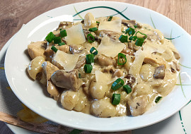 Gnocchi s kuřecím masem, houbami a parmazánem