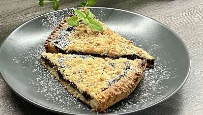Hrnkový drobenkový koláč s povidly