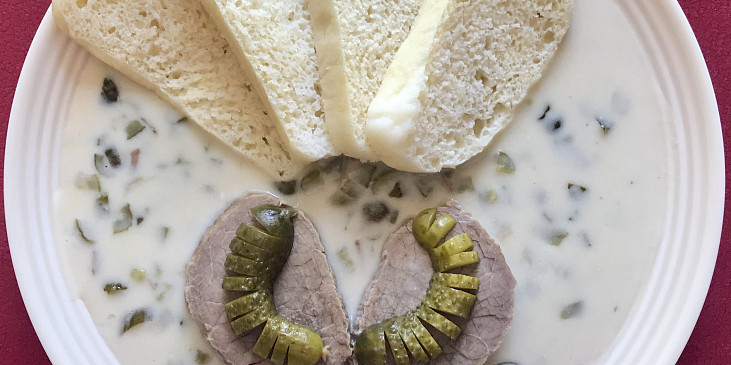 Okurková omáčka s kynutým knedlíkem