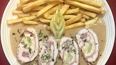 Plněná kuřecí roláda, Kuřecí roláda s šunkou, hermelínem, hruškou, v jemné smetanovo - šípkové omáčce