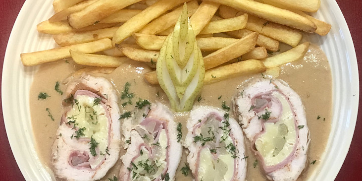 Plněná kuřecí roláda (Kuřecí roláda s šunkou, hermelínem, hruškou, v…)