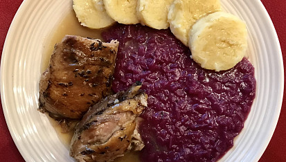 Pomalá kachna, Konfitovaná kachna se sladkým zelím a bramborovými knedlíky