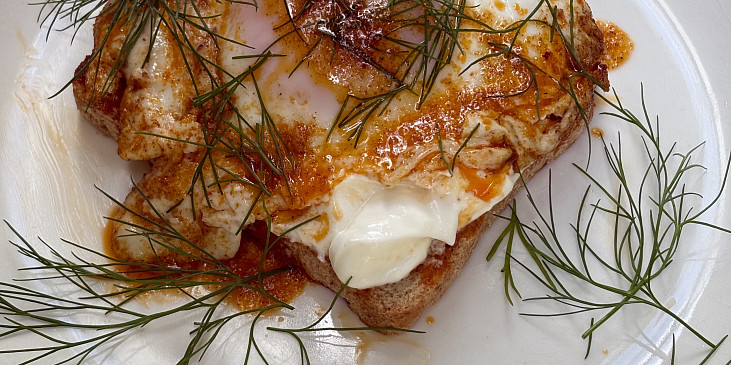 Toast à la turecká vejce cilbir