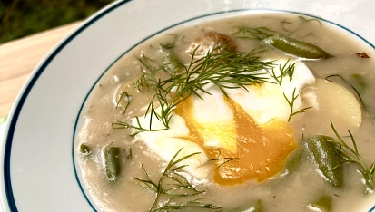 Bramborová polévka s fazolovými lusky a koprem