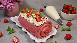 Jahodová palačinková roláda