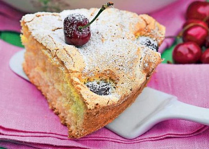 Nadýchaný piškot s třešněmi