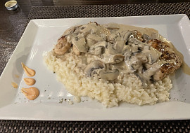 Žampiony na smetaně s kuřecím masem - rychlovka